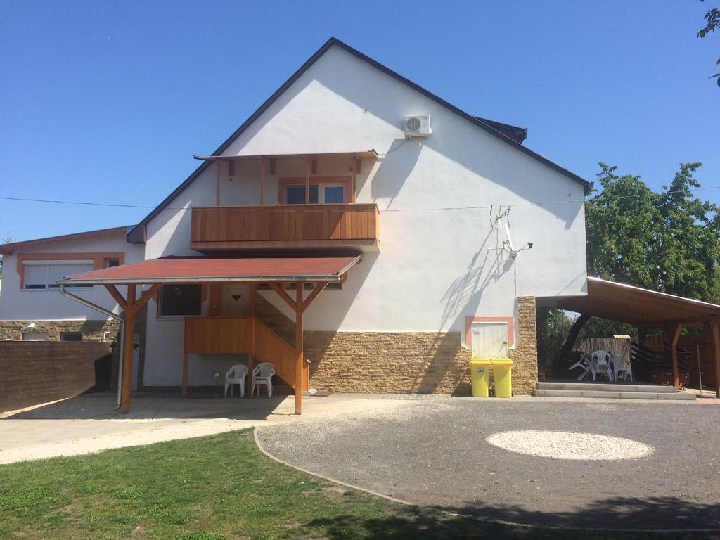 Famvarga Apartmanház Balatonfenyves Esterno foto