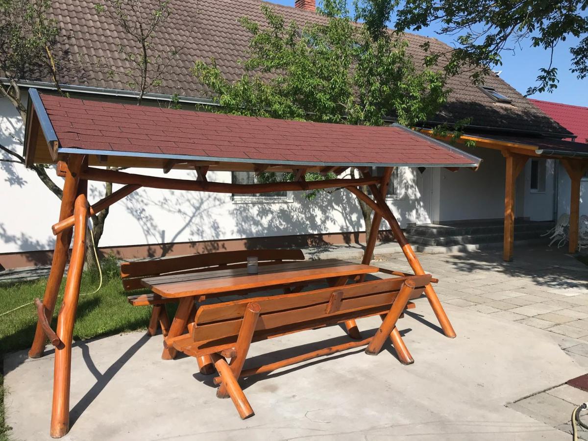 Famvarga Apartmanház Balatonfenyves Esterno foto