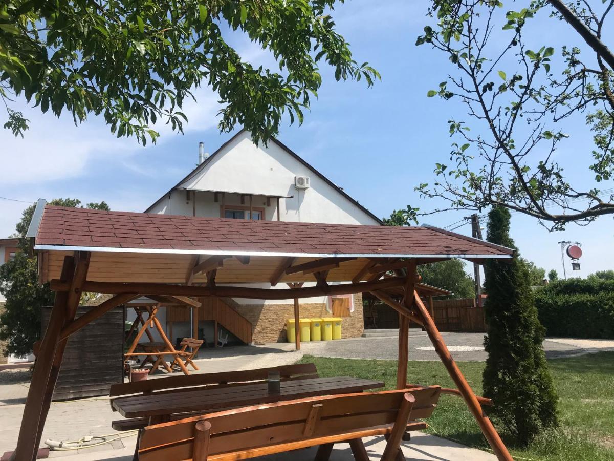 Famvarga Apartmanház Balatonfenyves Esterno foto